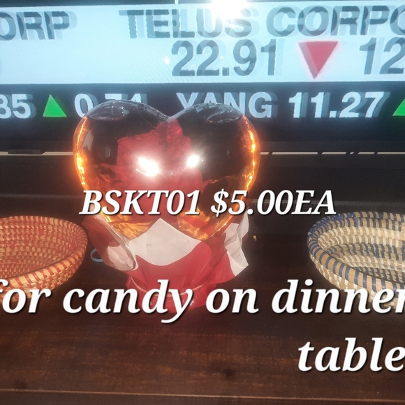 Ladies hand Bags and steak fans and ART,necklaces. Keys chains. - Picture 3 of 16